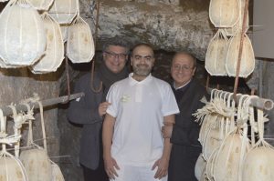 Tommaso De Gennaro al centro, a sinistra il direttore del consorzio di tutela del Provolone del Monaco Dop Vincenzo Peretti a destra il presidente Giosuè De Simone