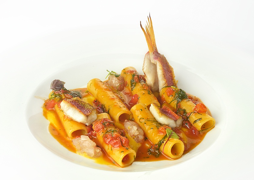 Gusto Mediterraneo La Ricetta Del Giorno Candele Servite Con Variazione Di Triglie Basilico E Pomodoro Gusto Mediterraneo